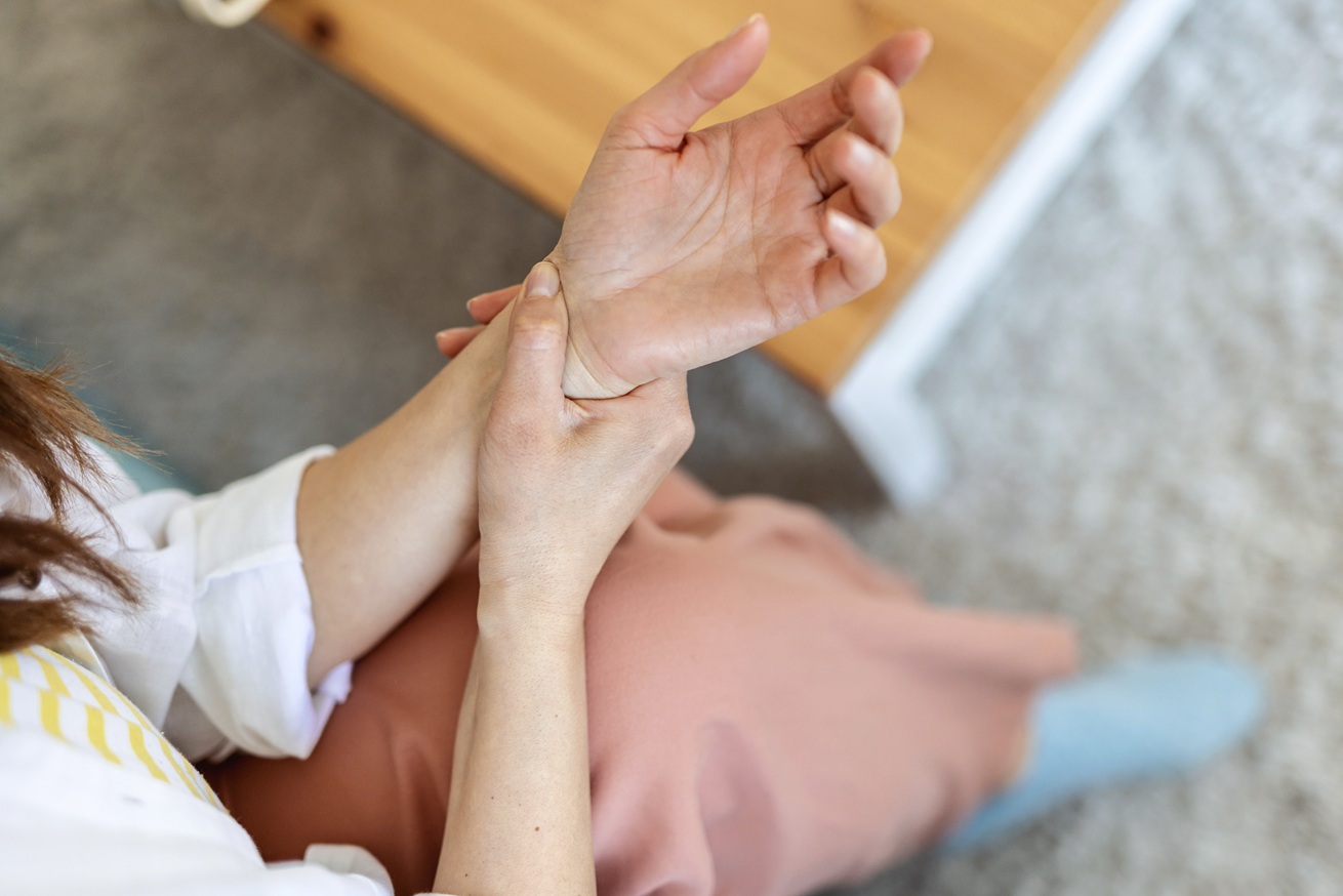 Ocena funkcji ręki i zakresu ruchu w stawie staw promieniowo-nadgarstkowym bezpośrednio po zdjęciu unieruchomienia