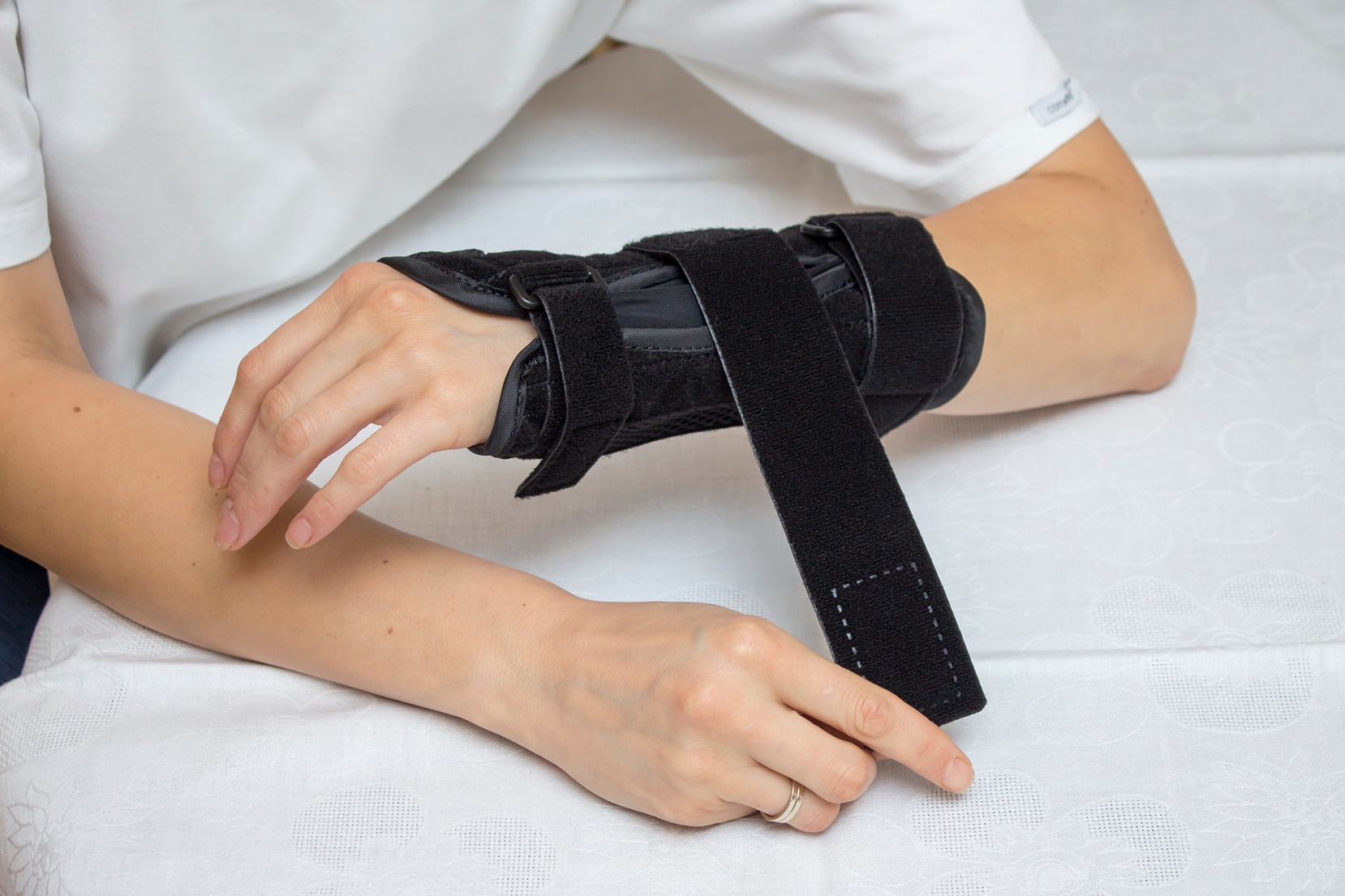 Zachowawcze leczenie złamania przedramienia obejmujące okres unieruchomienia, mający na celu wyciszenie stanu zapalnego tkanek.